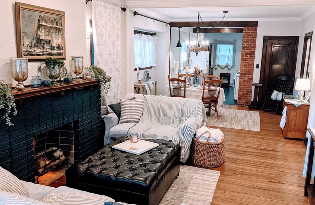 Modern Cozy Cottage 2 bedroom Home on the park
