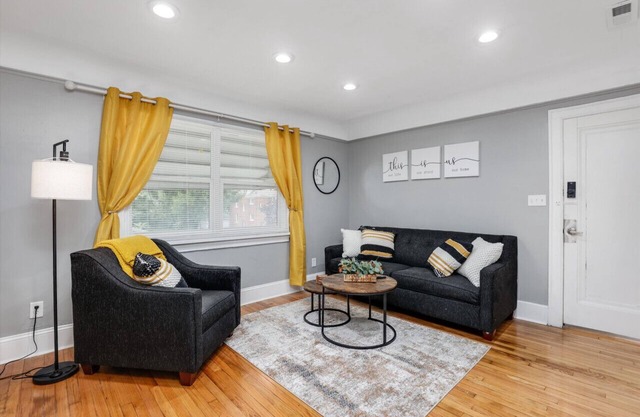Modern & Cozy East Side Gem ~ Queen Beds
