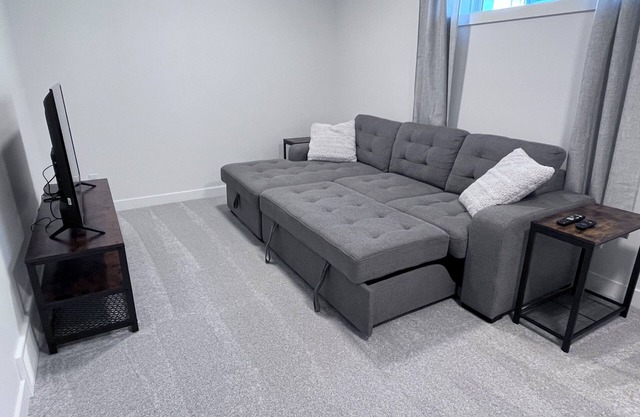 Modern & Cozy guest suite