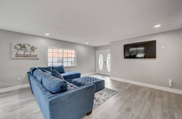 Modern cozy home! Single Family with game room, Pool & Patio.