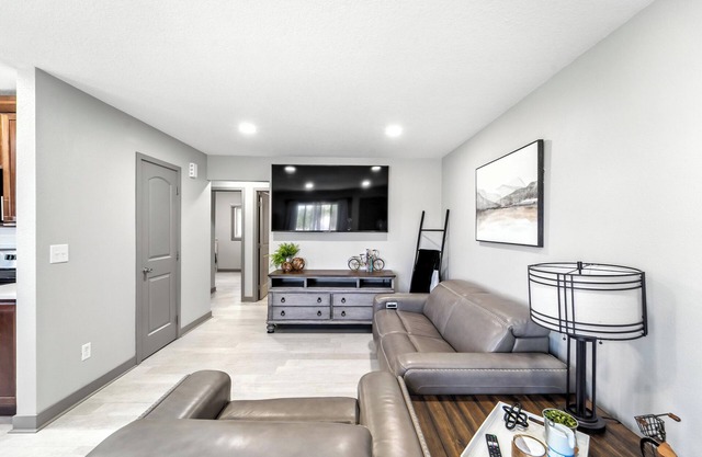 Modern, Cozy Living in Bright, Spacious 2BR/Perfect for Professionals