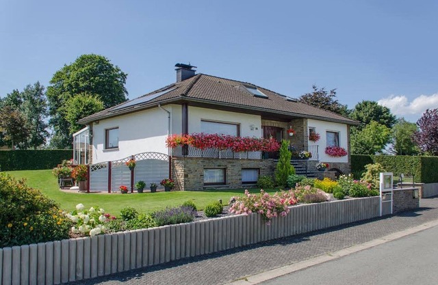 Apartamento moderno y acogedor para no fumadores en Bütgenbach con vistas al lago.