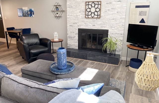 Modern & cozy Okanagan nature retreat with king suite and full kitchen