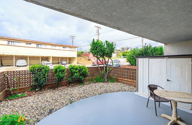 Modern Cozy Retreat Stylish Stay with Patio & Parking