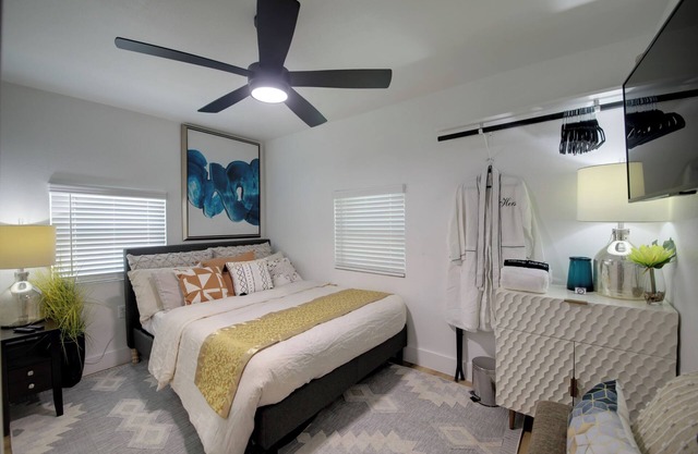 Modern, Cozy, & Stylish Downtown Retreat - 5 Star Location & Amenities!