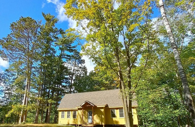 Modern Cozy Woman Lake Woodland Cabin, 24 acres, lakeshore, woodstove, AC, Wi-fi