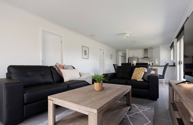 Modern Delight: Cosy Home with Parking