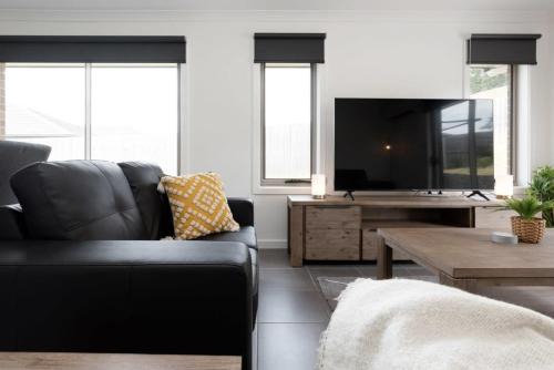 Modern Delight: Cosy Home with Parking