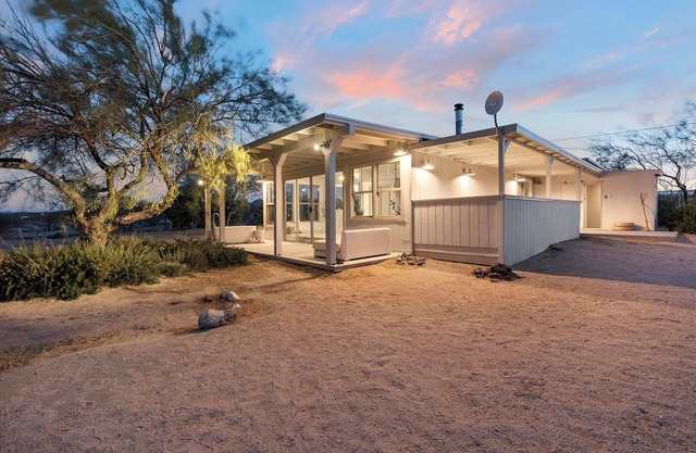 Modern Desert cabin with 360' views in beautiful Landers