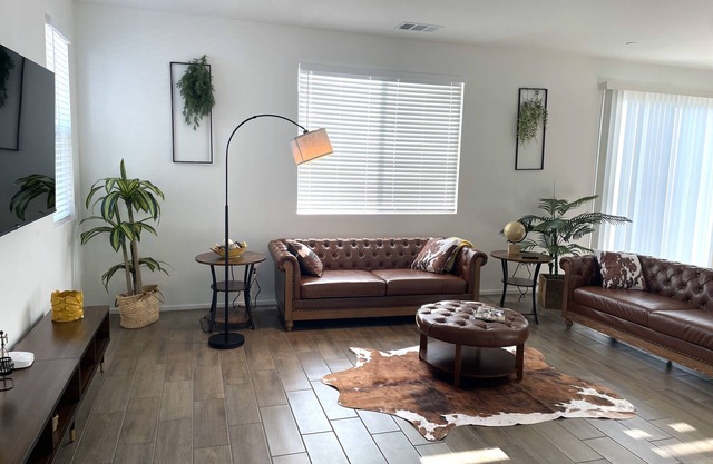 Modern Desert Gem, Boho Retreat, 2 Living Rooms, Sleeps 10