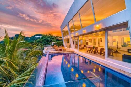 Modern Design Beach House - 5 lg Bed, Gated w Pool