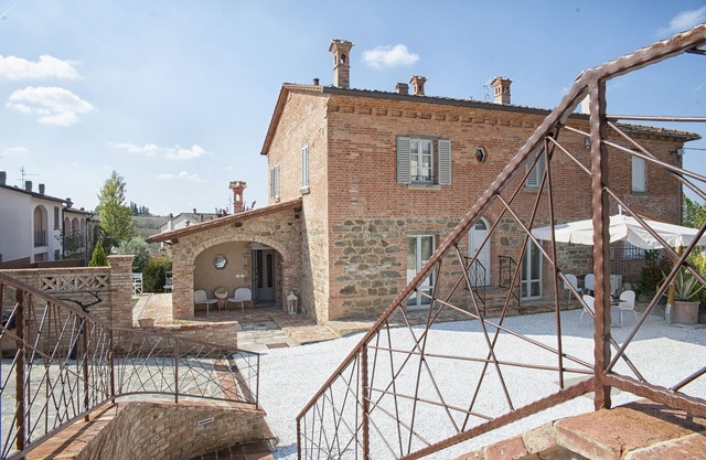 Casa de diseño moderno con maravillosa piscina, ubicada en un pequeño pueblo