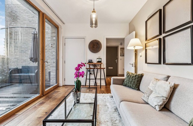 Modern & Designed 2 bed Penthouse Apt Sleeps Five