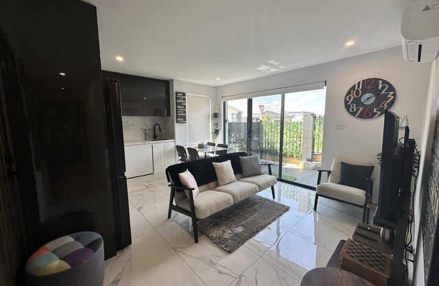 Modern & Designer Home. Private Entrance & Patio
