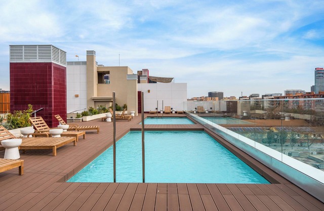 Moderno Oasis Diagonal Mar: Apartamento 2BR con Piscina y Parking