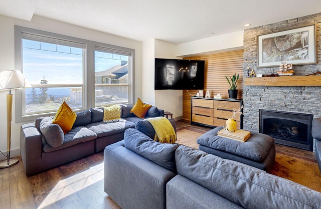 Modern, dog-friendly townhome with hot tub, fireplace & fast WiFi - ski-in/out