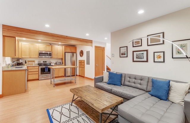 Modern, dog-friendly cabin with fast WiFi, washer/dryer, deck & forest views