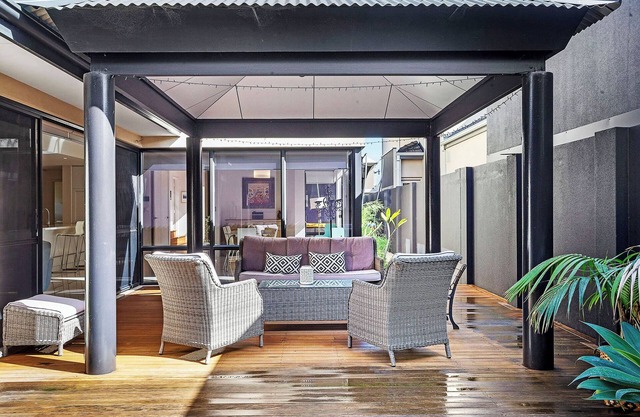 Modern Double-Story Retreat - Walk to the beach