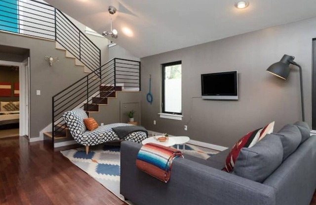 Modern Downtown 2 Homes w/ 11 beds