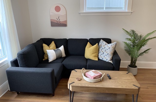 Modern downtown apartment near restaurants/bars