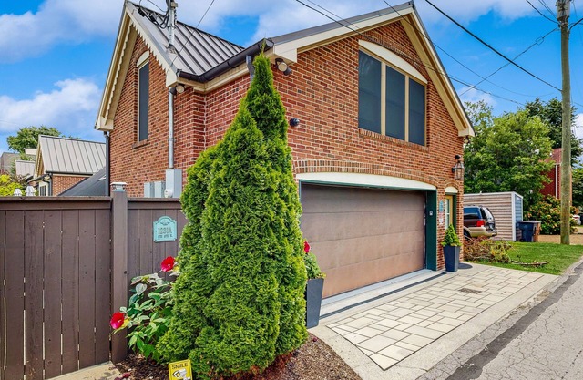 Modern downtown escape with fast WiFi, full kitchen, modern decor & central AC