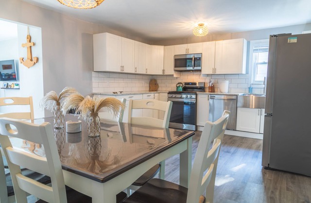 Modern Downtown Gem ~ Close to Beach ~ Yard ~ Pkg!