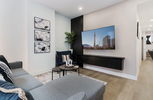 Modern Downtown Suite—2 min to Transit, Sleeps 8