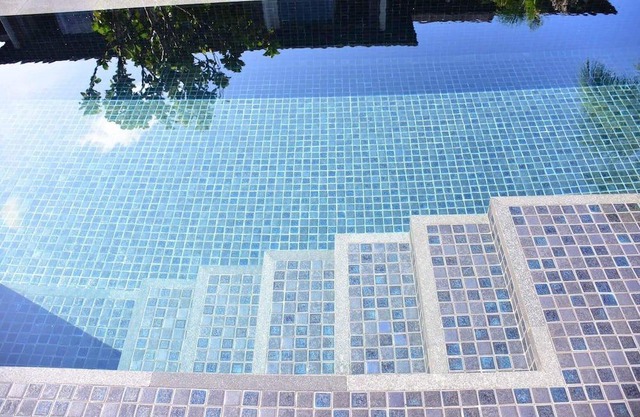 Apartamento dúplex moderno en la playa con acceso directo a la piscina.
