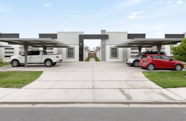 Modern Duplex with Fully Upgraded Amenities