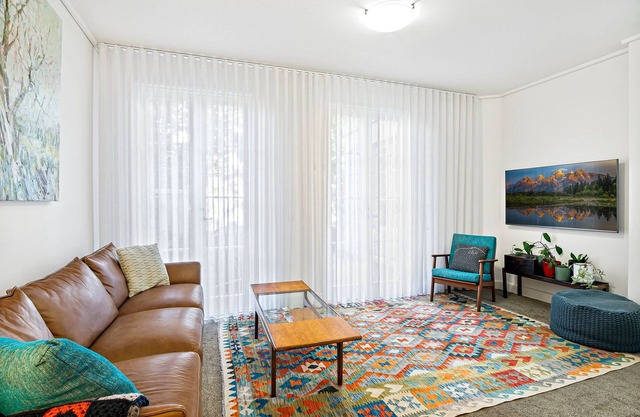 Modern East Melbourne 2-Bed Apartment with Parking