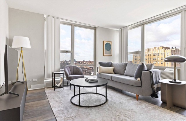 Modern Edgewater 1BR w/ Gym, Deck & Lounge, 5 blocks to L, by Blueground