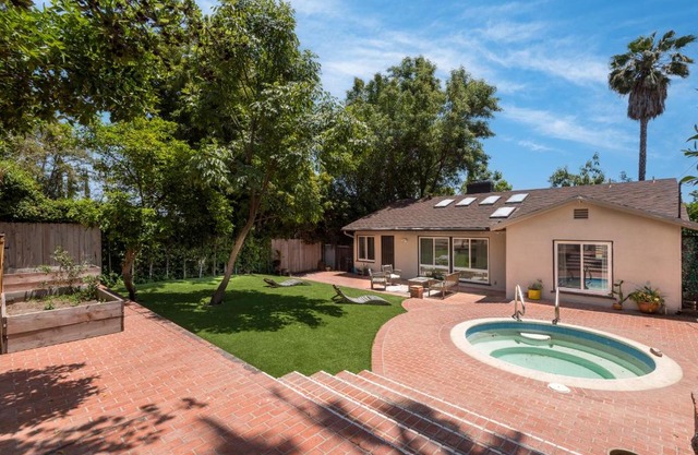 Modern Elegance 3BR House with Sparkling Jacuzzi!