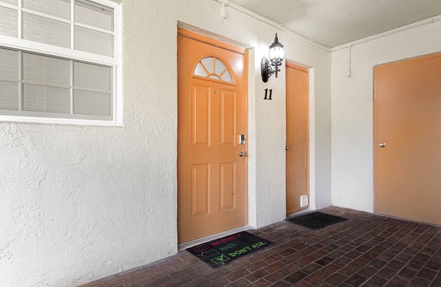 Modern Elegance: 2/2 Cozy Black & White Condo w. WiFi