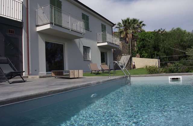 villa moderna, luminosa, piscina privada, terraza con vistas al mar y montañas