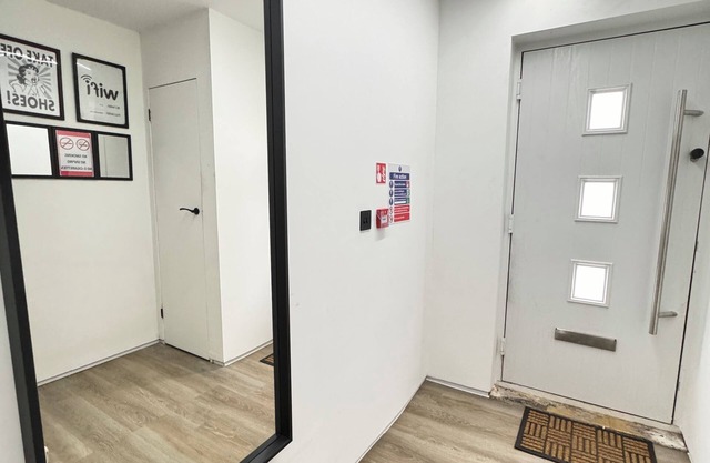 Modern en-suit room in bristol 4