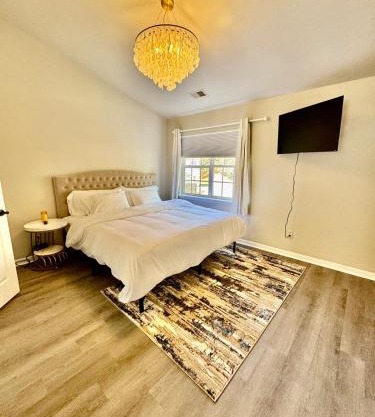 Modern Entire House for 6 Guest at University City