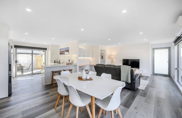 Modern Escape, 2 Bed/Bath 12km to CBD/Airport