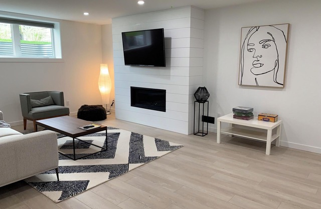 Modern Escape: boutique style 3 Bedroom Gallery Suite near SKI HILLS/VETTA SPA.