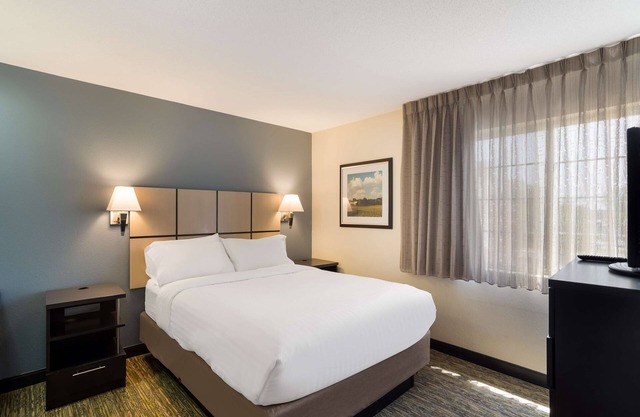Modern Escape | Pet-Friendly, Full Kitchen with Free WiFi!