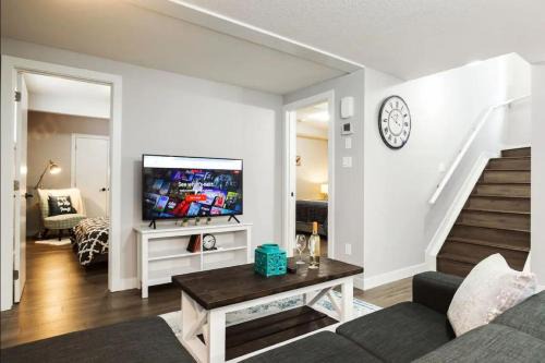 Modern Executive Suite I Complimentary Netflix & Parking!