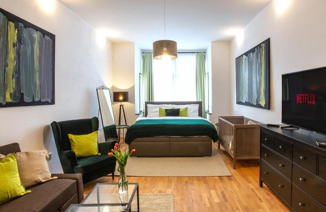 Modern family apt. with Central Square entrance