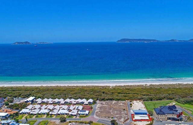 Modern, family friendly home walking distance from Middleton Beach