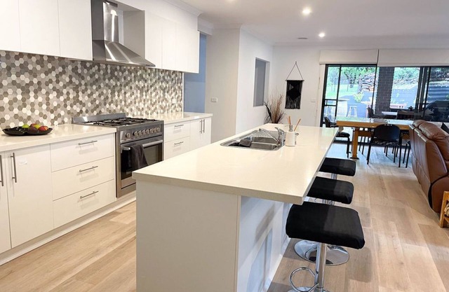 Modern Family Escape with all the comforts of home - small dog friendly.