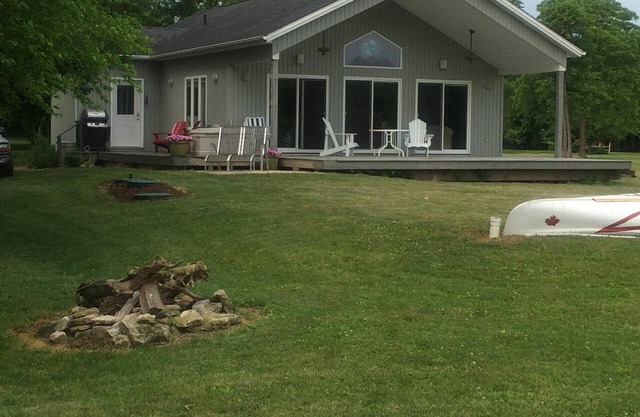 Modern Family Cottage-Friendly Pelee Island