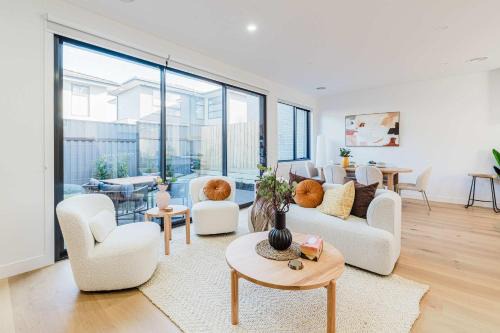 Modern Family Home 3BR in Box Hill North