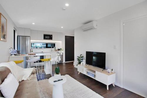 Modern Family Home 7km Airport Free Park