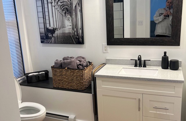 Modern Family Retreat, 3 Blocks from Beach