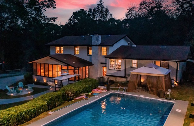 Modern Family Utopia+Jacuzzi+3 Fire-Pits+King-Suite+Home Office+Free Parking