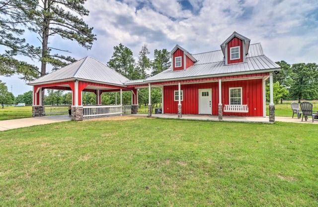 Modern Farmhouse with large yard, 3 miles to lake