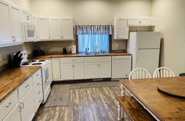 Modern Farmhouse 3 Bed, 2 Bath Apartment, Sleeps 7, Lots of Space, Downtown